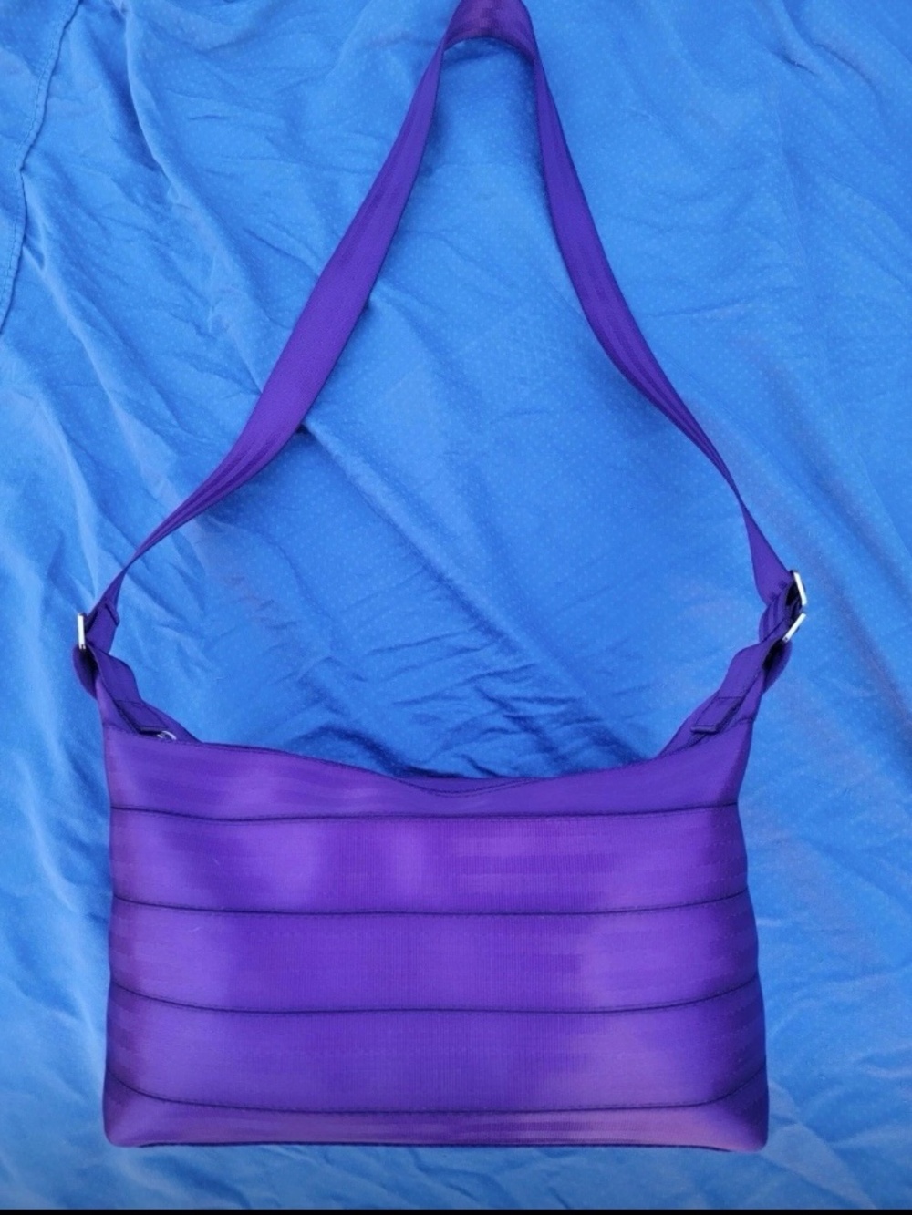 Harveys Seatbelt Brooklyn Hobo purse. Mulberry Purple. Seatbelt Bag
